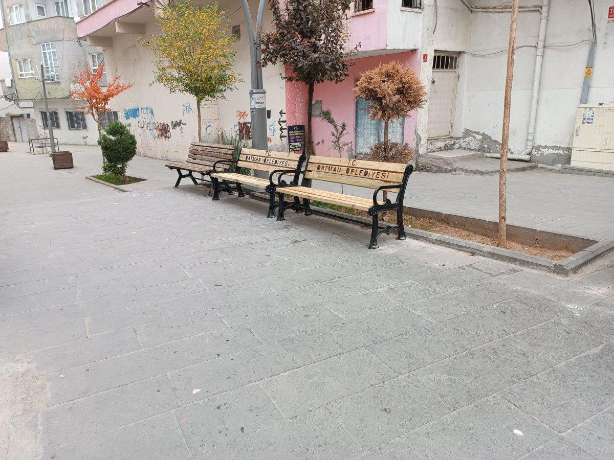 Batman'da, cami önünden bank hırsızlığı kamerada