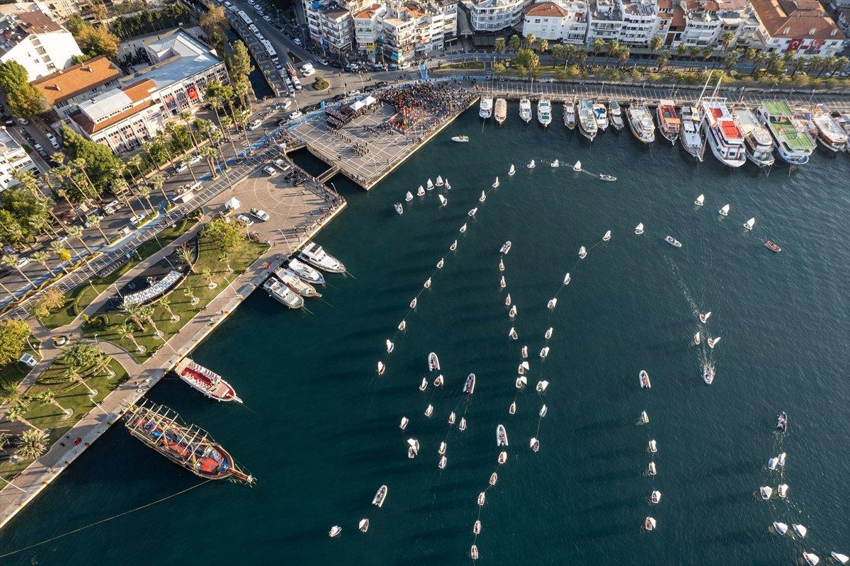 Marmaris'te yelkenciler Mustafa Kemal Atatürk'ü deniz üstünde andı