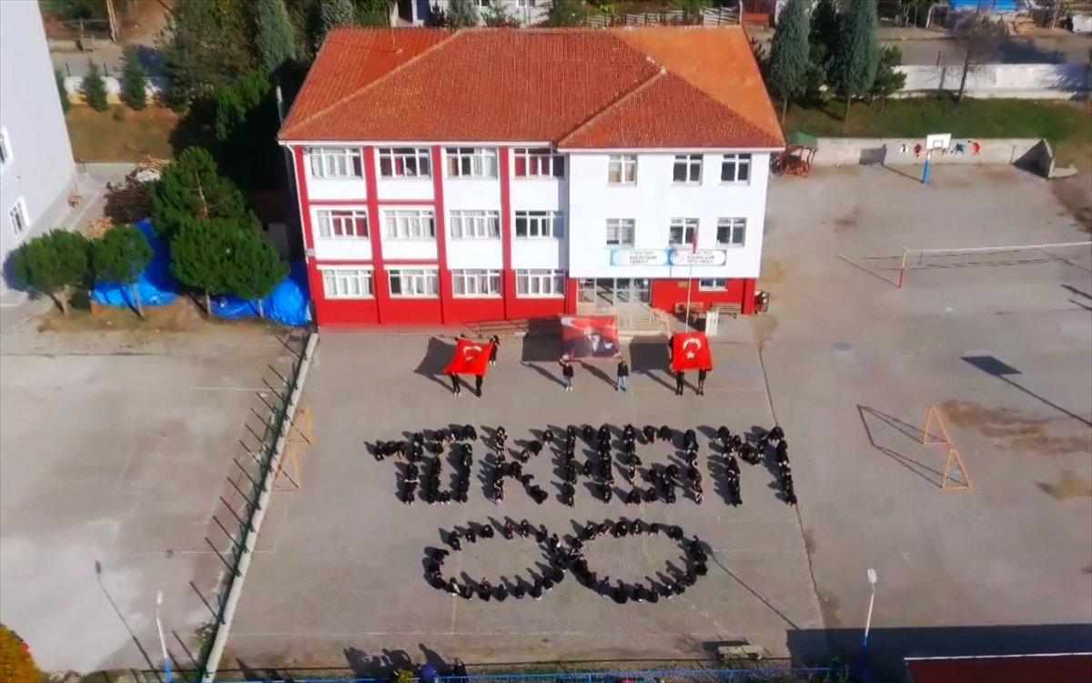 Düzce ve Karabük'te öğrenciler koreografiyle Atatürk'ü andı