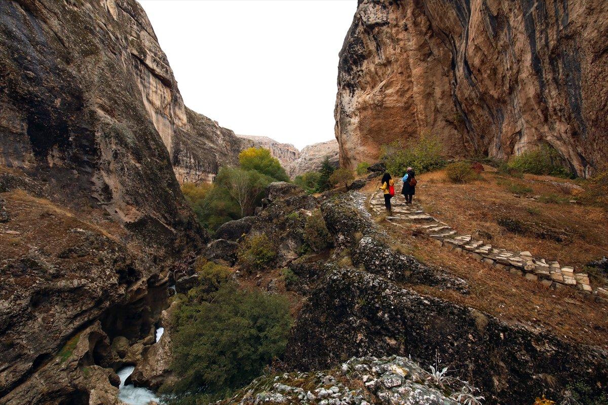 Malatya Tohma Kanyonu'na sonbaharın renkleri hakim oldu