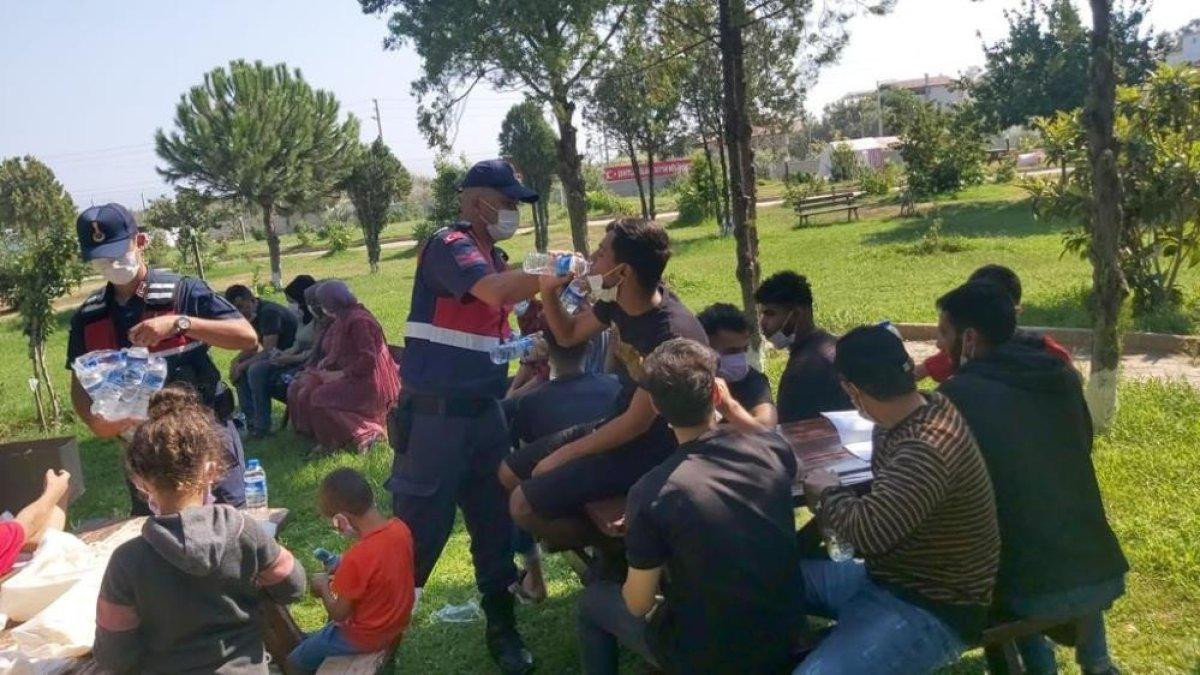 İzmir'de yurt dışına kaçmaya çalışan 180 göçmen yakalandı