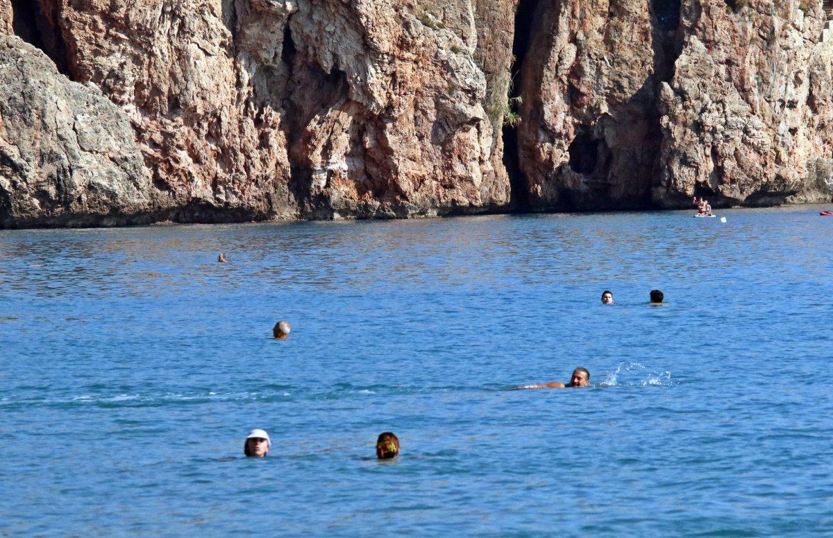 Antalya'da turistler güneşin tadını çıkarttı