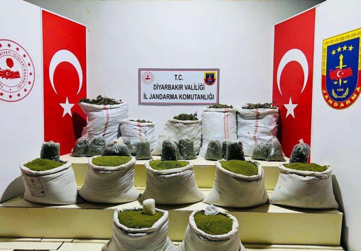 Diyarbakır'da 167 kilo esrar ve 83 kilo kubar skunk maddesi ele geçirildi