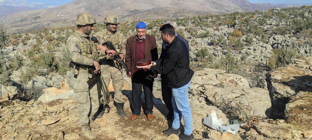 Batmanlı şehit babaları askerlerin Uzmanlar Çavuşlar Günü'nü kutladı