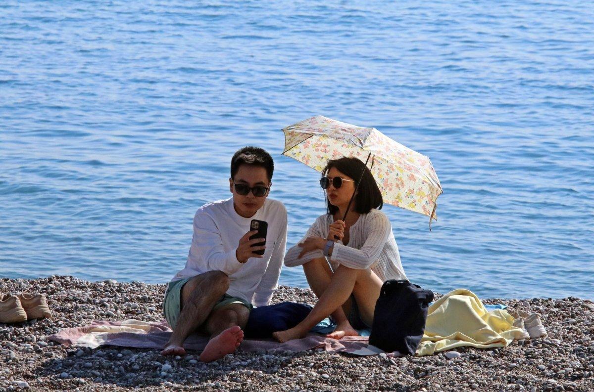 Antalya'da turistler güneşin tadını çıkarttı
