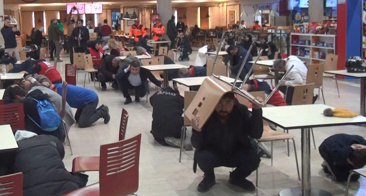 Çankırı'da tatbikat anında sandalyenin altında korundu