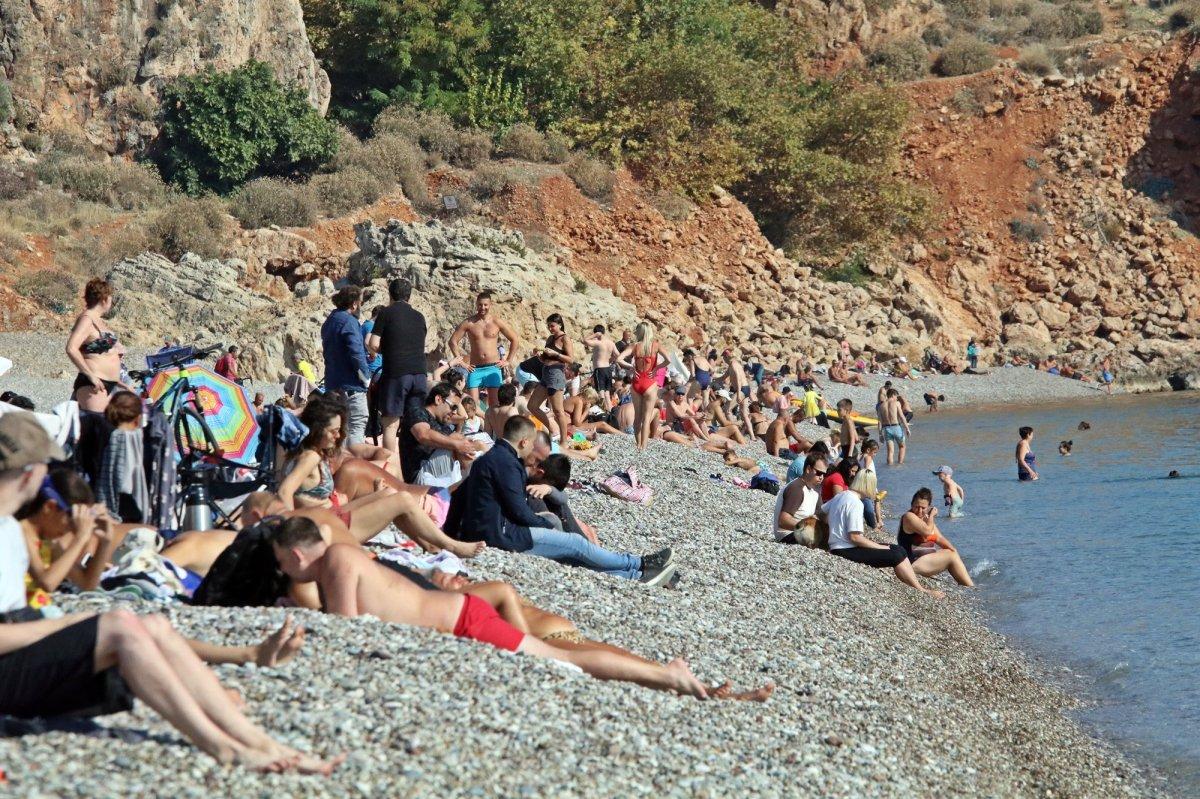 Antalya'da turistler güneşin tadını çıkarttı