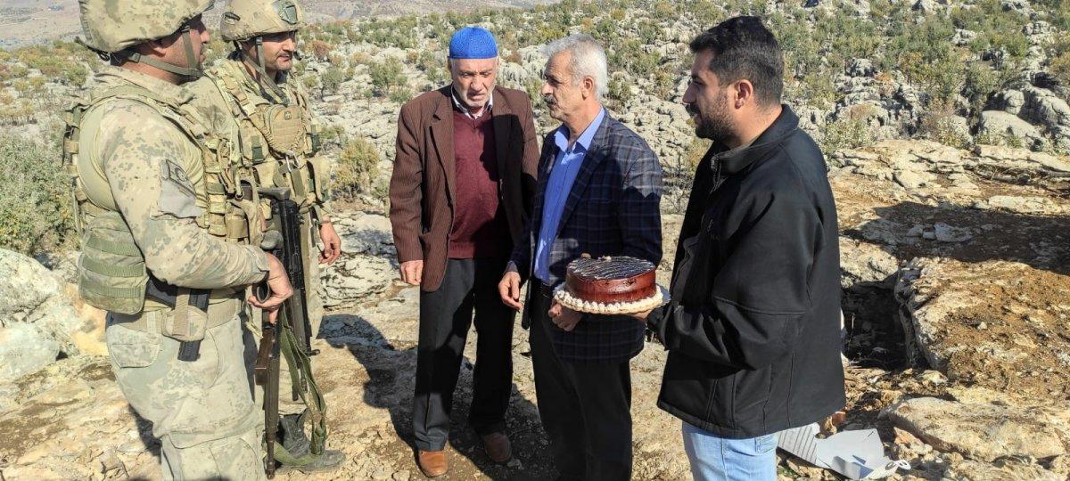 Batmanlı şehit babaları askerlerin Uzmanlar Çavuşlar Günü'nü kutladı