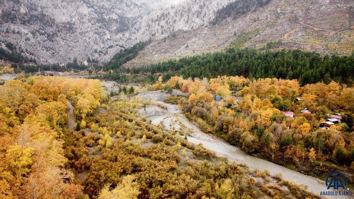 Adana'daki Belemedik Tabiat Parkı'ndan sonbahar manzaraları