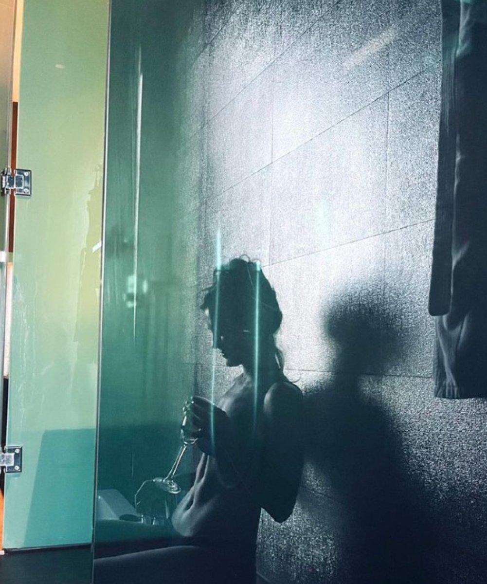 Pınar Deniz'den küvet pozu