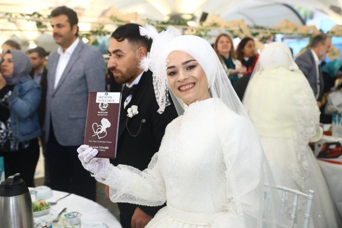 Bağcılar'da 15 çift toplu düğün şöleniyle dünya evine girdi