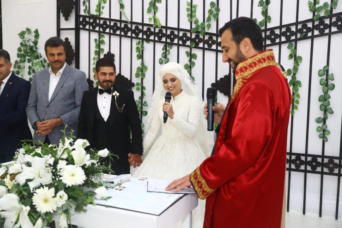 Bağcılar'da 15 çift toplu düğün şöleniyle dünya evine girdi