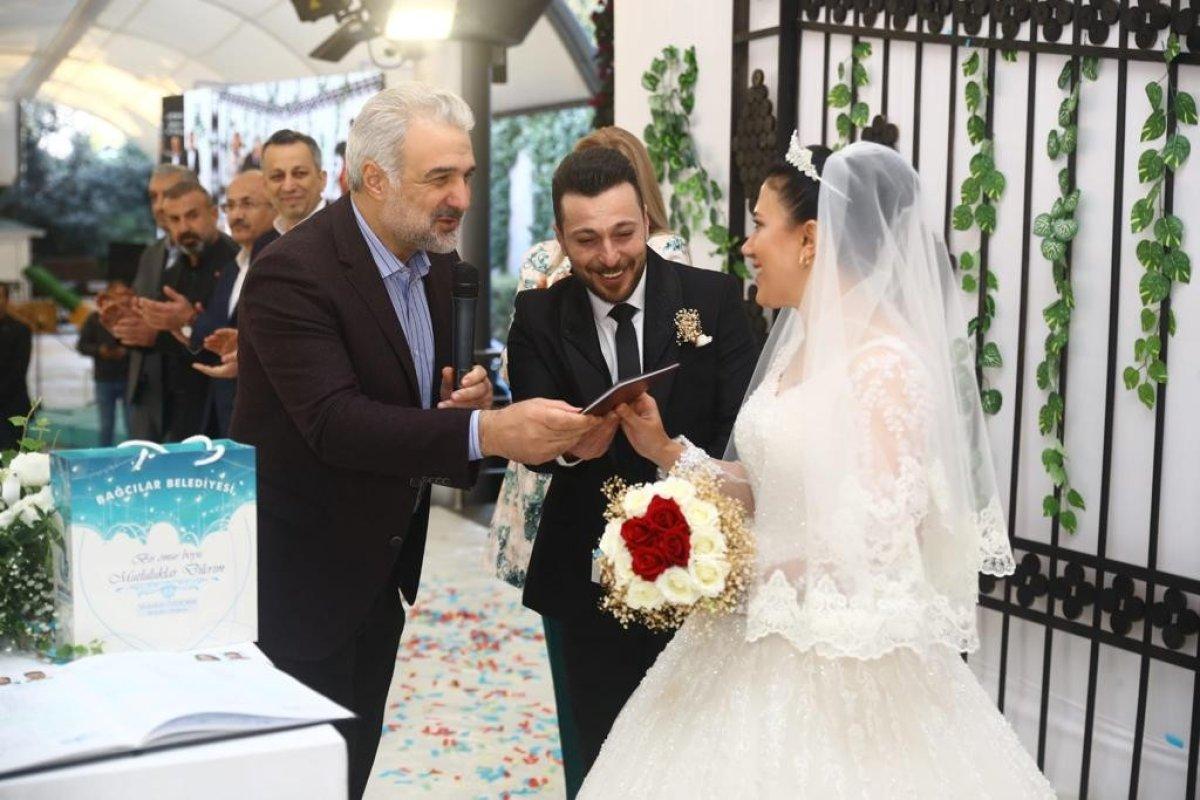 Bağcılar'da 15 çift toplu düğün şöleniyle dünya evine girdi