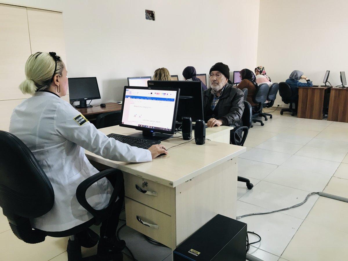 Konya'da torunlarıyla bilgisayar oynamak için 70 yaşında kursa yazıldı