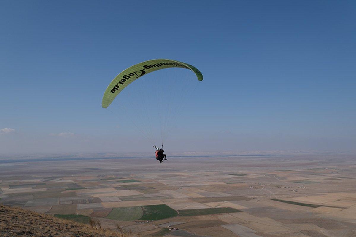 Konya'da 76 yaşında yamaç paraşütü yaptı