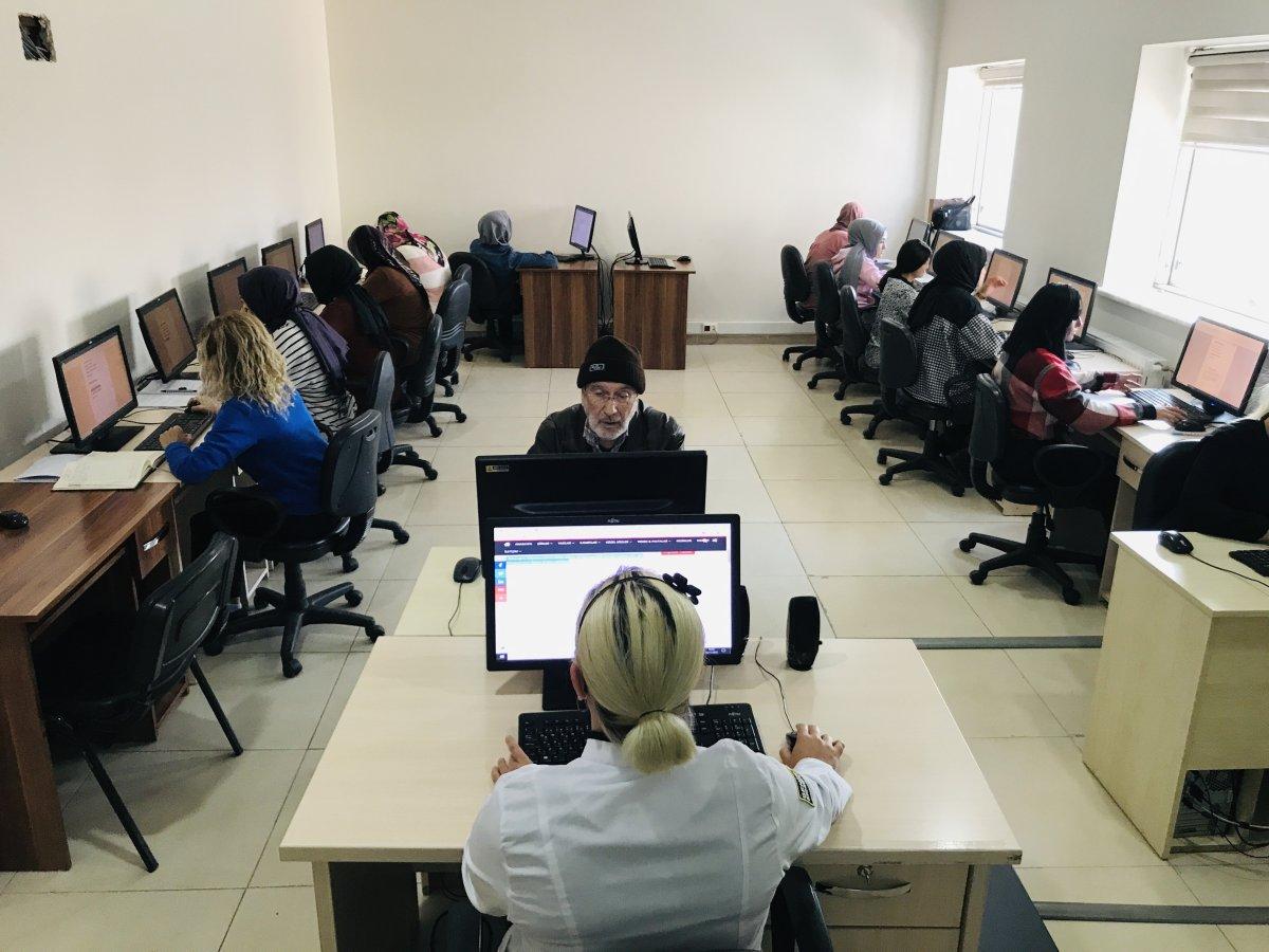 Konya'da torunlarıyla bilgisayar oynamak için 70 yaşında kursa yazıldı