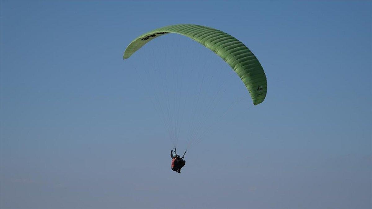Konya'da 76 yaşında yamaç paraşütü yaptı