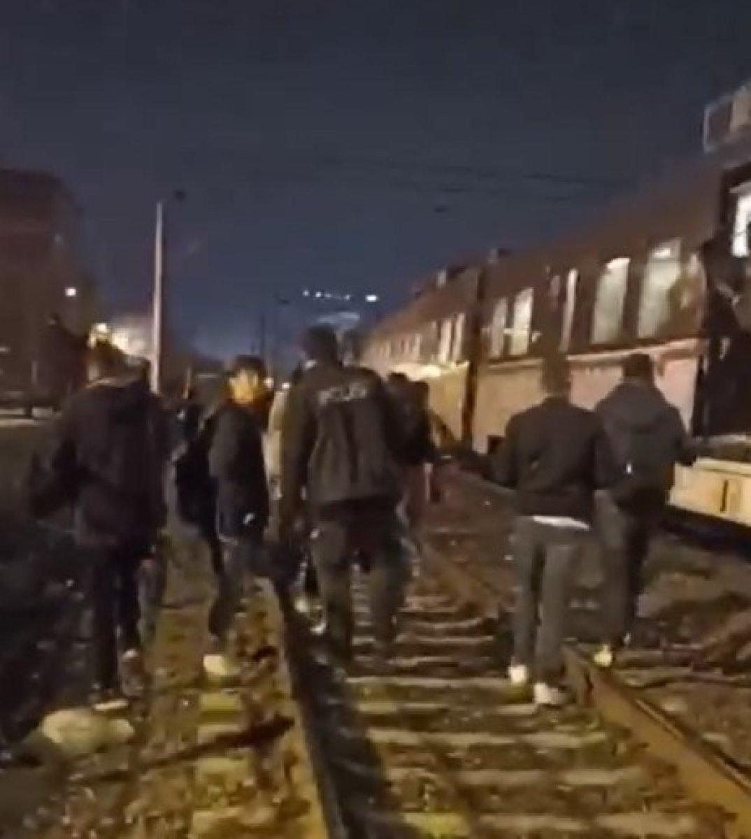 İzmir'de İZBAN arızalanınca vatandaşlar raylardan istasyona yürüdü