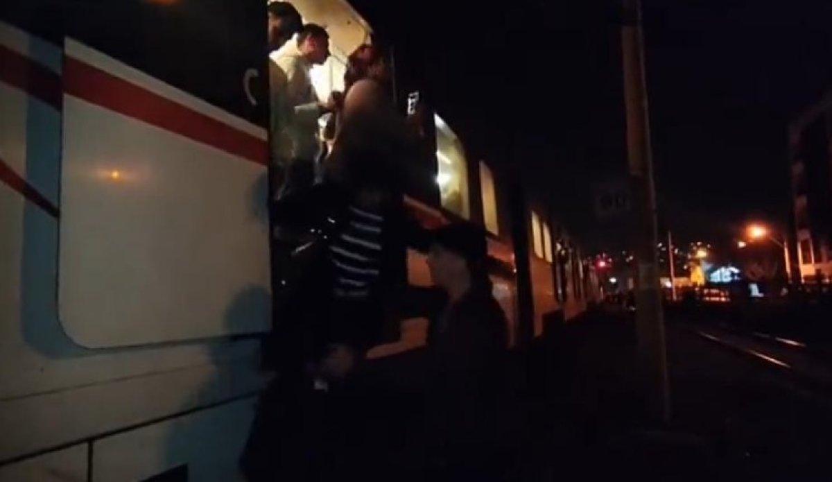 İzmir'de İZBAN arızalanınca vatandaşlar raylardan istasyona yürüdü