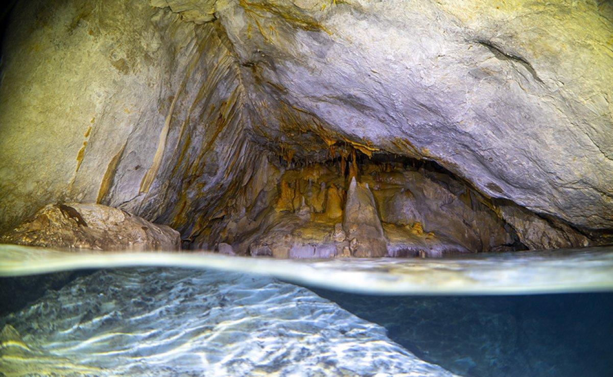 Hatay'daki su altı mağarası görsel şölen sunuyor
