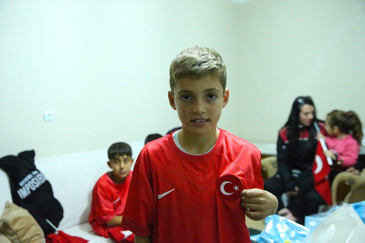 Diyarbakır'da Türk bayrağını öperek alan çocuklar yürekleri ısıttı