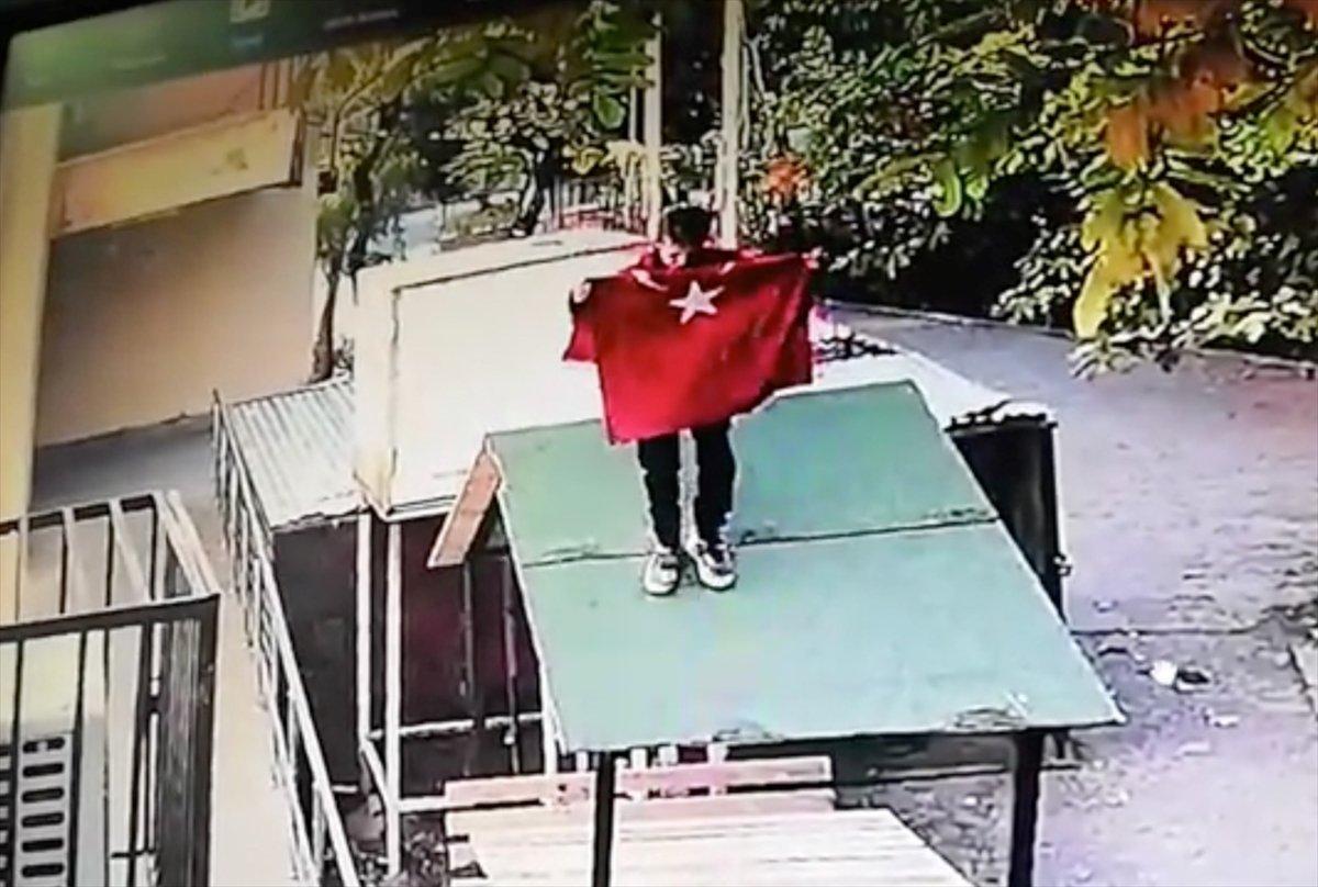 Diyarbakır'da Türk bayrağını öperek alan çocuklar yürekleri ısıttı