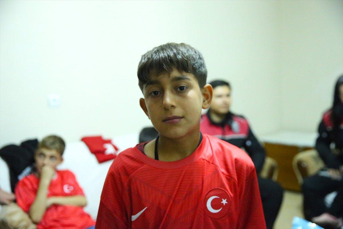 Diyarbakır'da Türk bayrağını öperek alan çocuklar yürekleri ısıttı