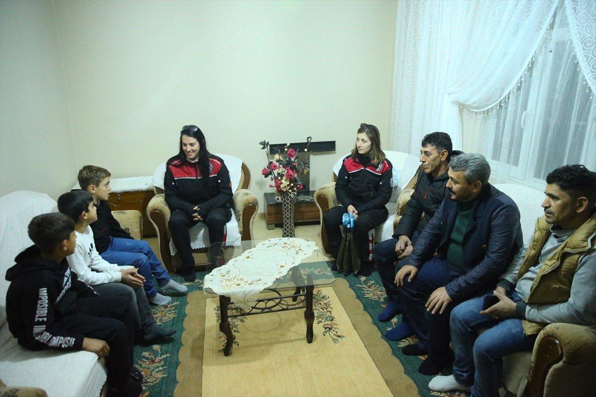 Diyarbakır'da Türk bayrağını öperek alan çocuklar yürekleri ısıttı