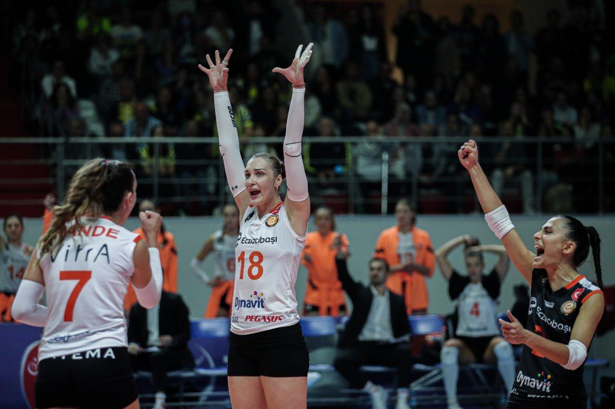 Eczacıbaşı, Vakıfbank'ı mağlup etti