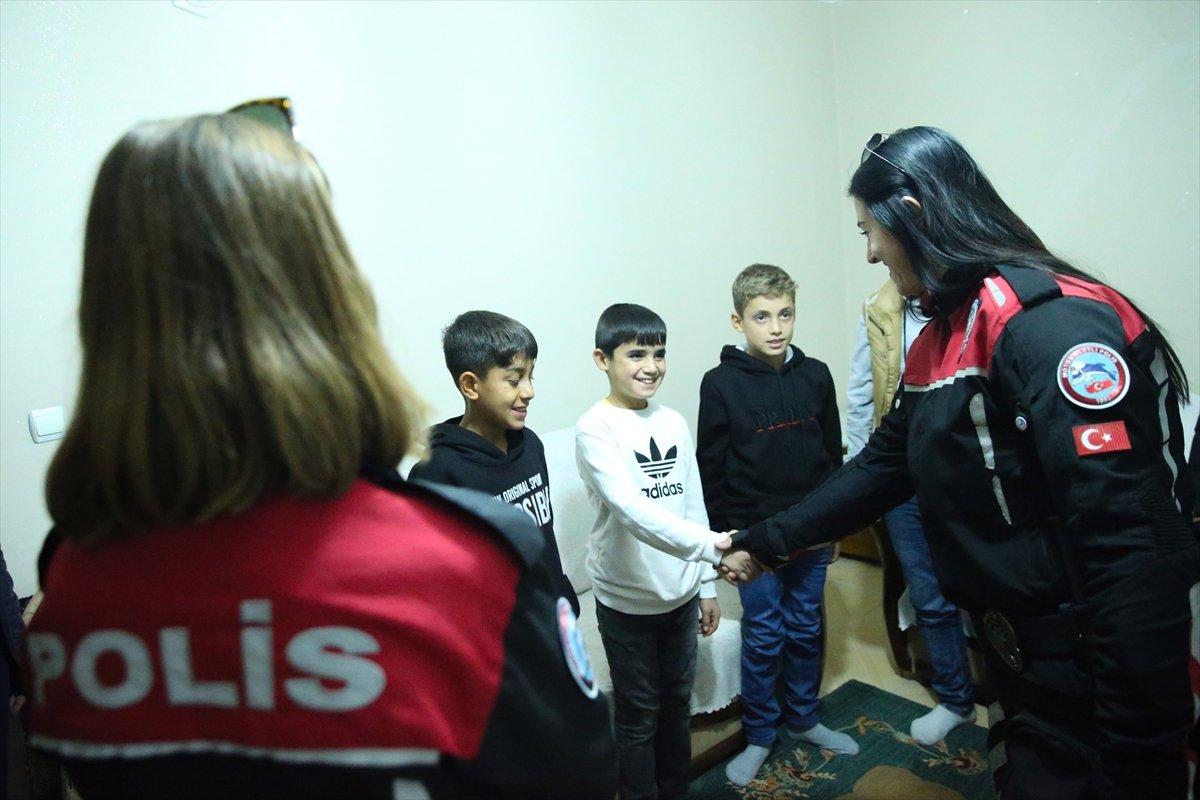 Diyarbakır'da Türk bayrağını öperek alan çocuklar yürekleri ısıttı