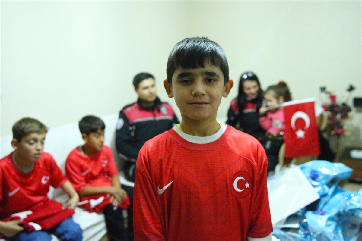 Diyarbakır'da Türk bayrağını öperek alan çocuklar yürekleri ısıttı