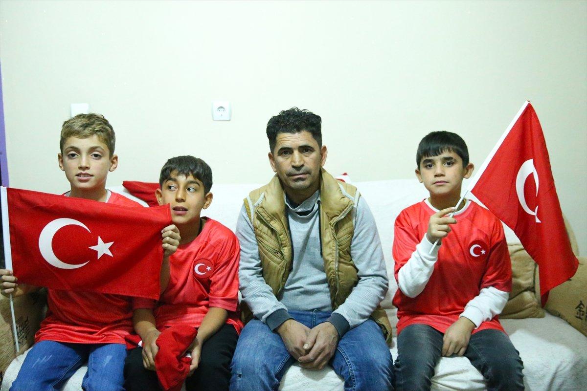 Diyarbakır'da Türk bayrağını öperek alan çocuklar yürekleri ısıttı