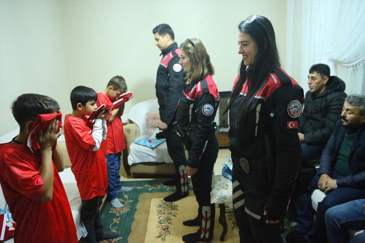 Diyarbakır'da Türk bayrağını öperek alan çocuklar yürekleri ısıttı