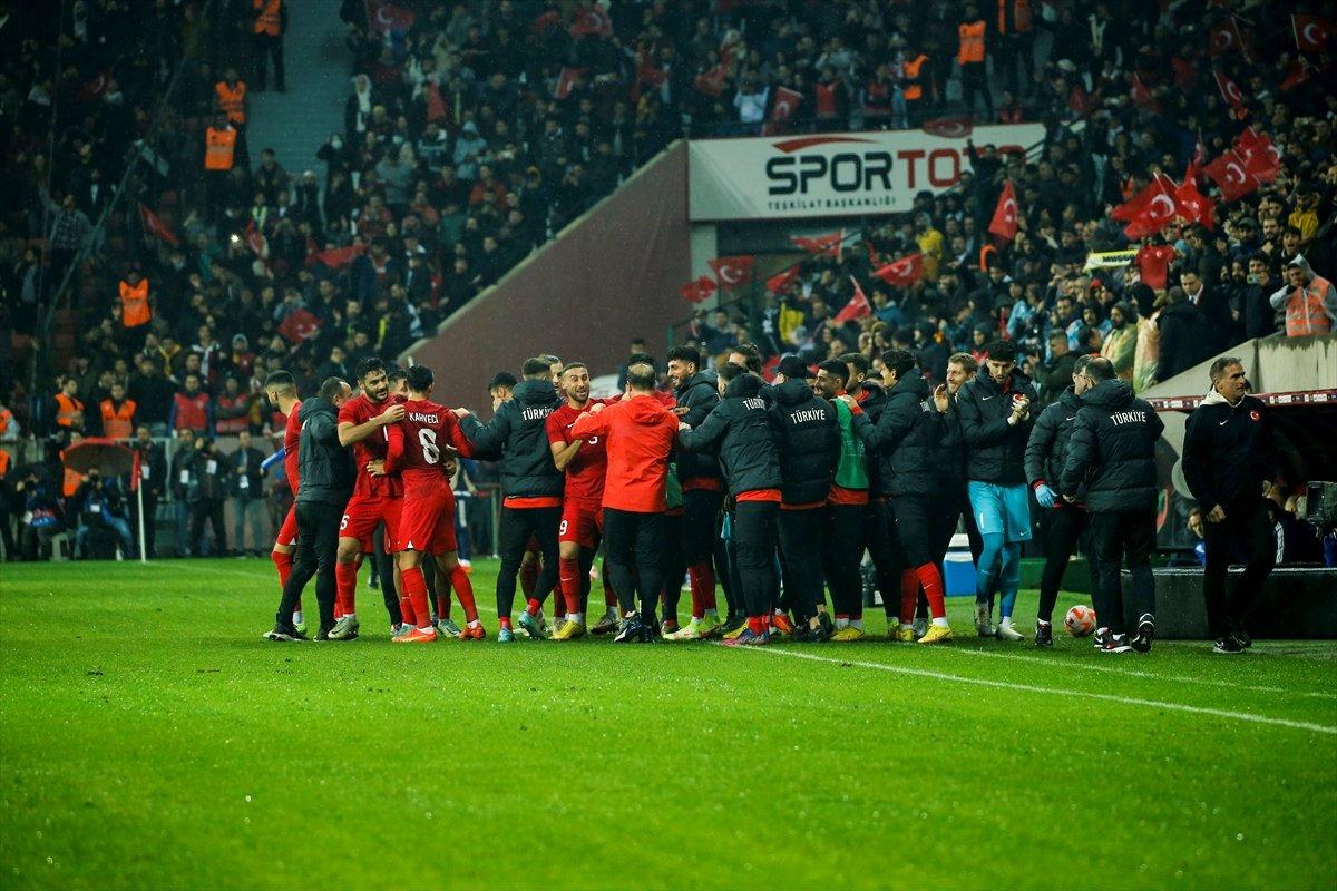 Deniz Türüç: Milli Takım'da oynamak her zaman gurur verici