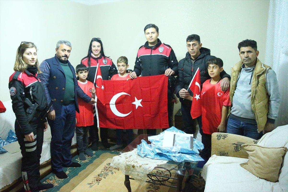 Diyarbakır'da Türk bayrağını öperek alan çocuklar yürekleri ısıttı