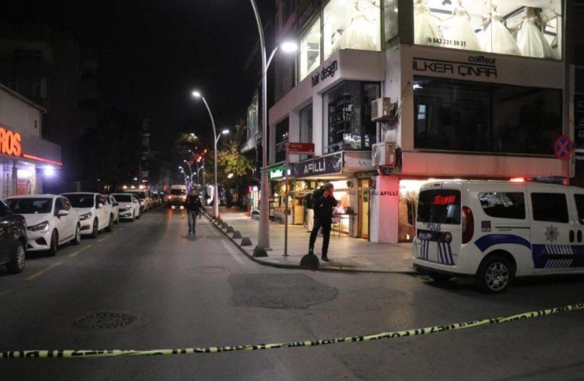 Sakarya'da bir kişi sokakta karşılaştığı husumetlisini ayağından vurdu