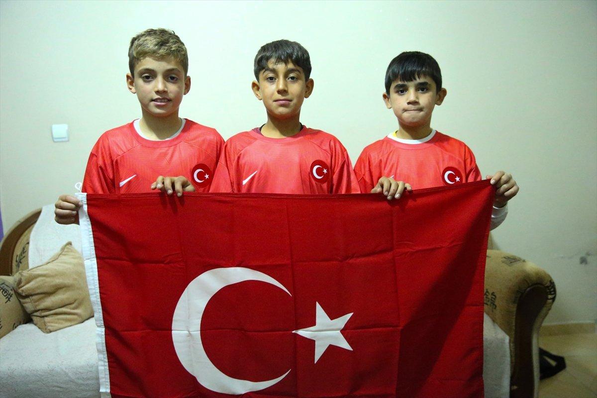 Diyarbakır'da Türk bayrağını öperek alan çocuklar yürekleri ısıttı