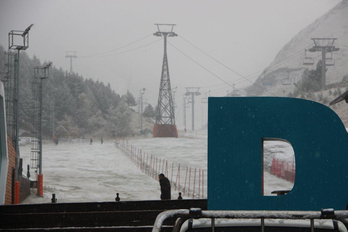 Erzurum'un yüksek kesimleri beyaza büründü