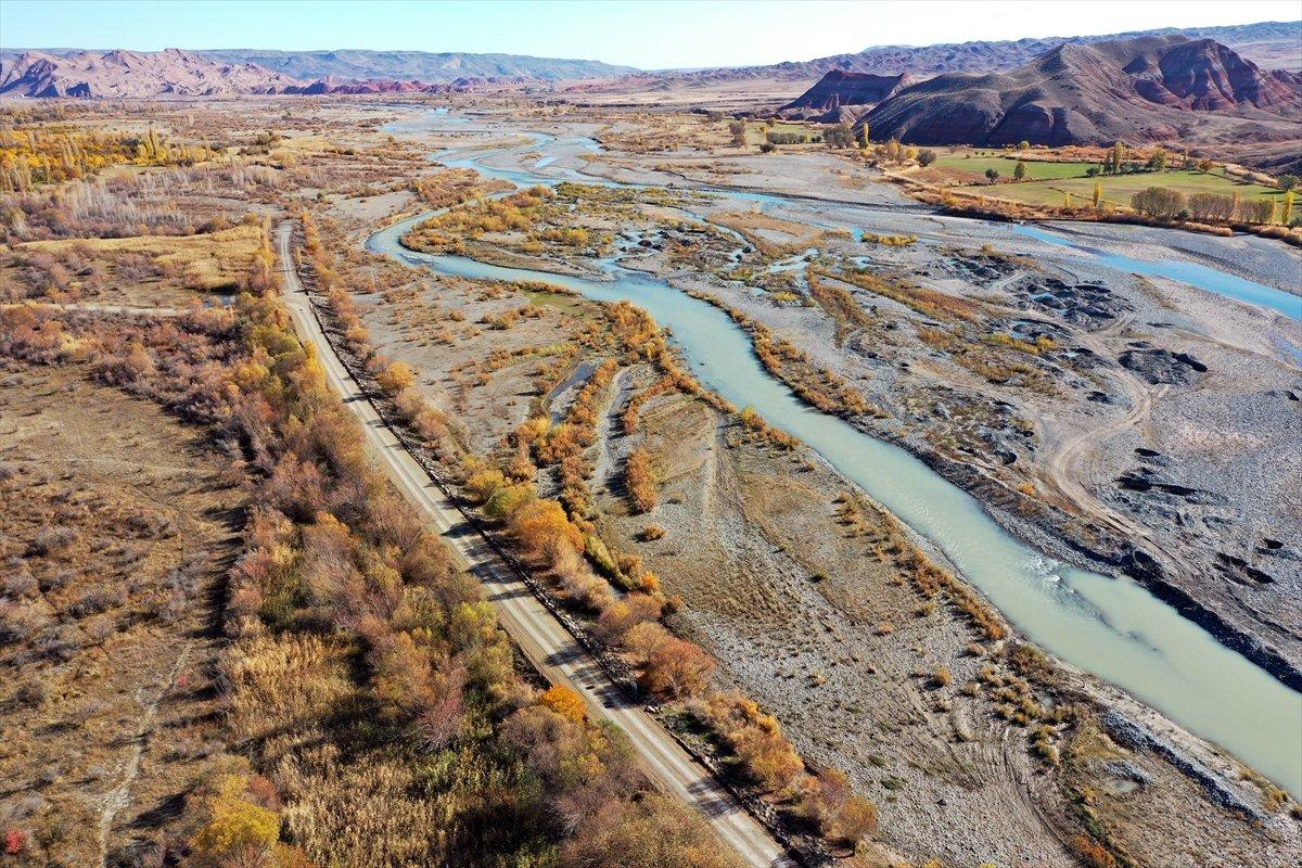 Iğdır'daki ağaçların renk gümbüşü göz kamaştırdı