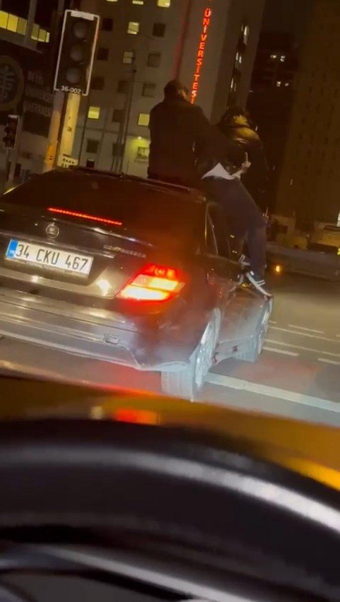 Beylikdüzü’nde, 2 kişi, otomobilin üzerinde yolculuk yaptı 