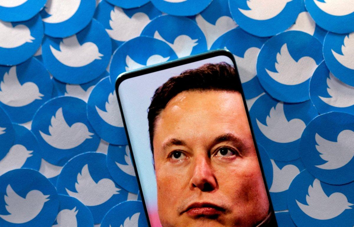 Twitter binasına Elon Musk karşıtı ifadeler yansıtıldı