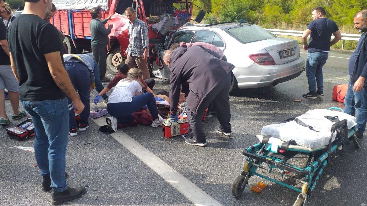 Antalya'da otomobil ile kamyonet kazası: 2 ölü