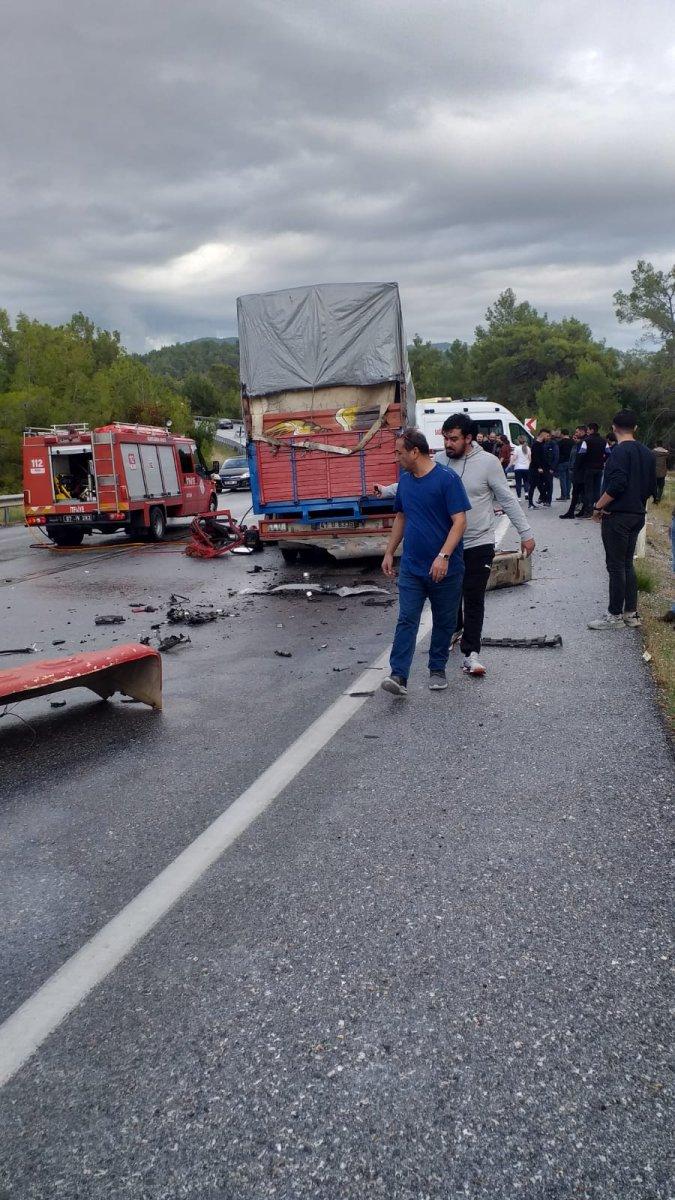 Antalya'da otomobil ile kamyonet kazası: 2 ölü