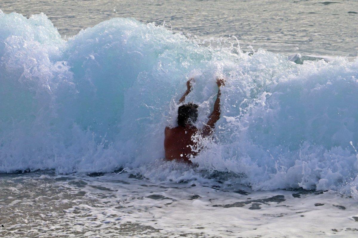 Antalya’da dev dalgalara kafa tutan turistler 