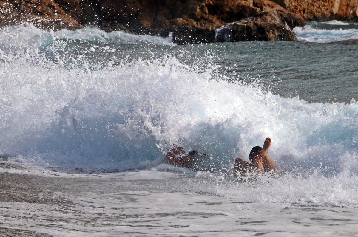 Antalya’da dev dalgalara kafa tutan turistler 