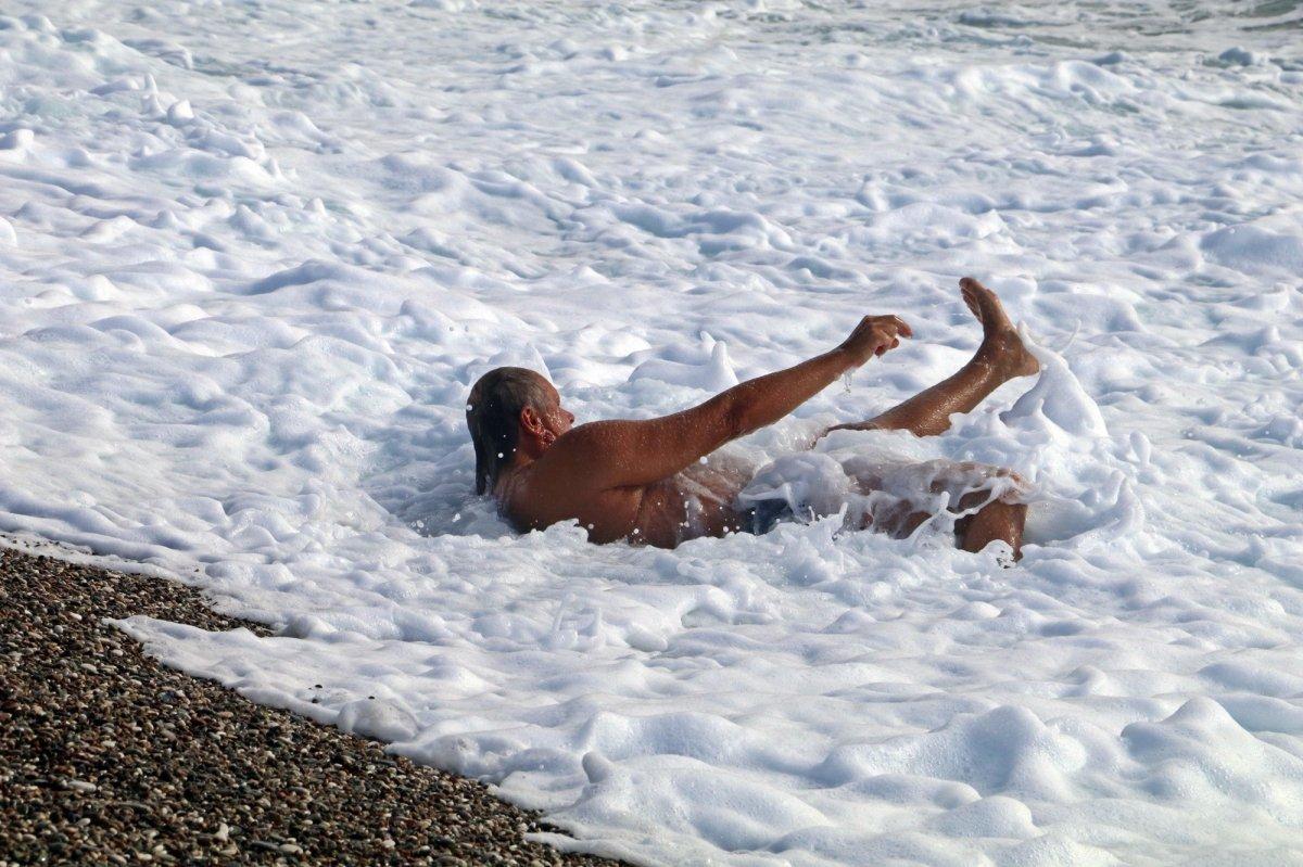 Antalya’da dev dalgalara kafa tutan turistler 