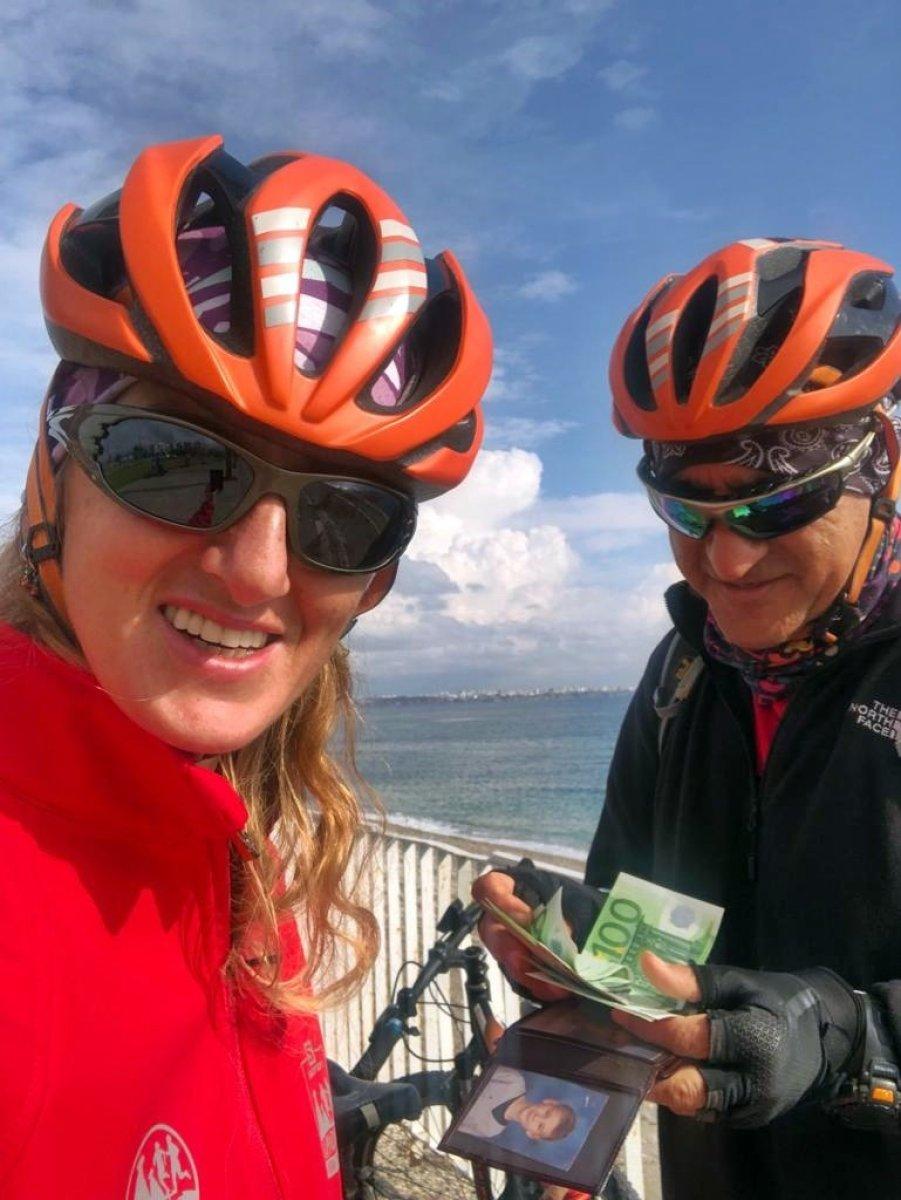 Antalya'da içinde döviz bulunan cüzdanı, turiste teslim ettiler