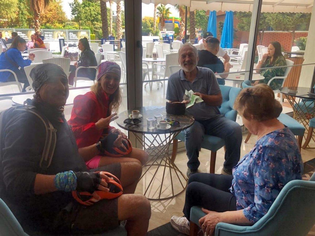 Antalya'da içinde döviz bulunan cüzdanı, turiste teslim ettiler