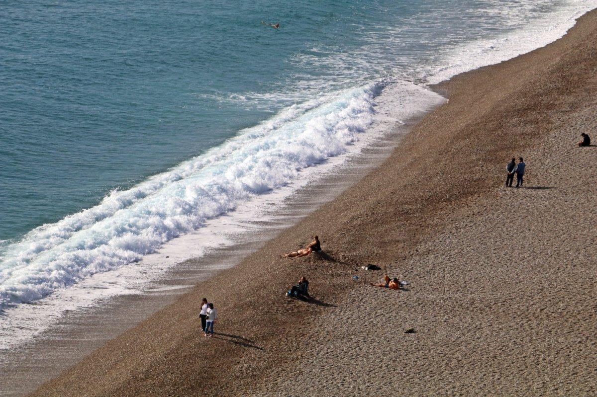Antalya’da dev dalgalara kafa tutan turistler 