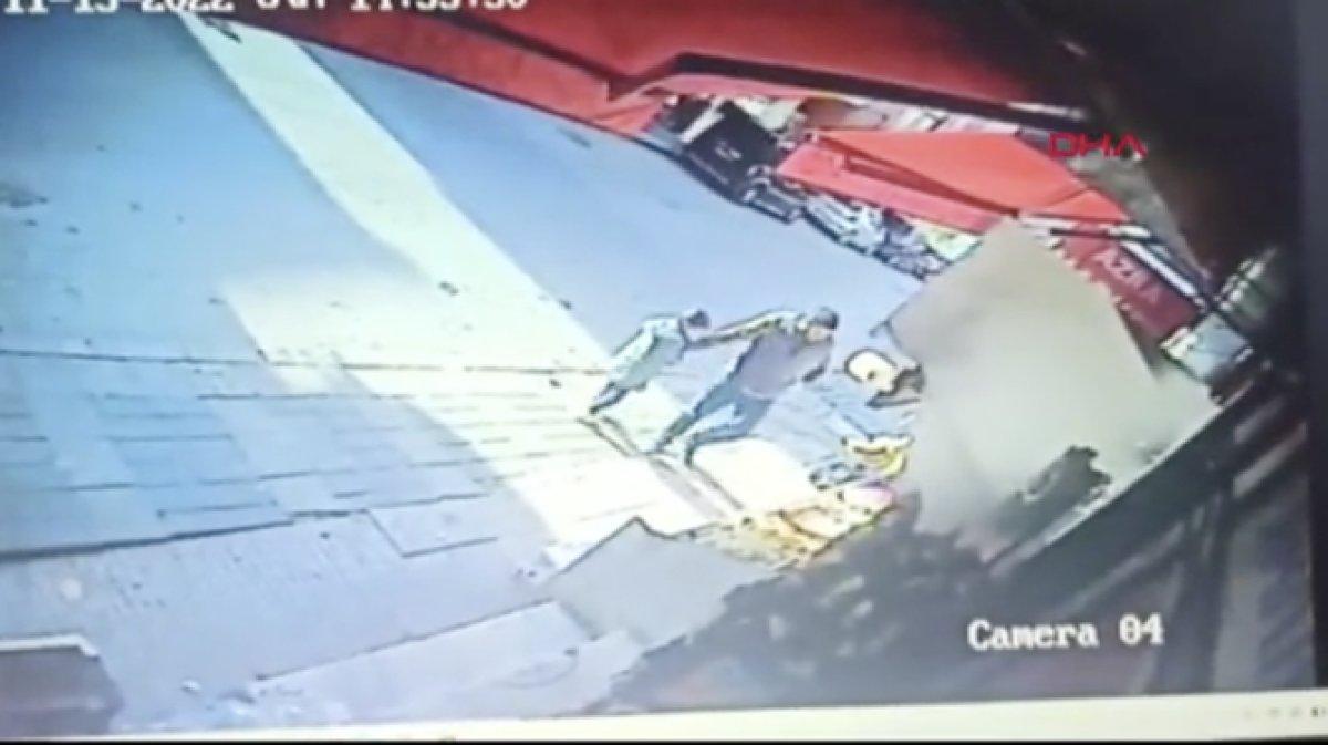 İstanbul'da sürücü adayı kaldırımdaki baba ile kızına çaptı